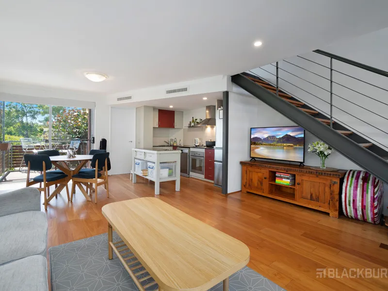 LARGE TOWNHOUSE IN PRIME LOCATION