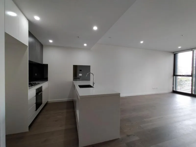 Low Level 2 Bedrooms Apartment For Lease: -1 WEEK RENT FREE-