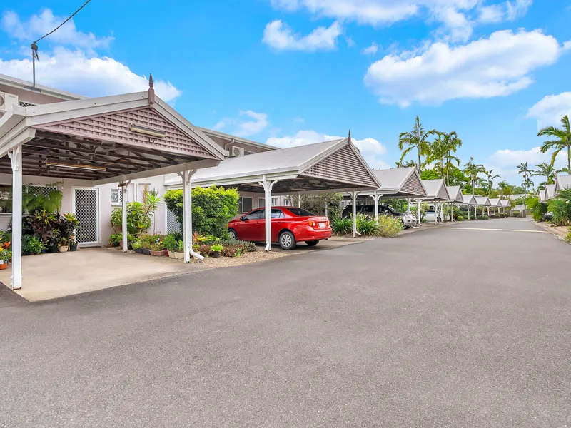 City Fringe Townhouse - Private Courtyard - Pet Friendly!
