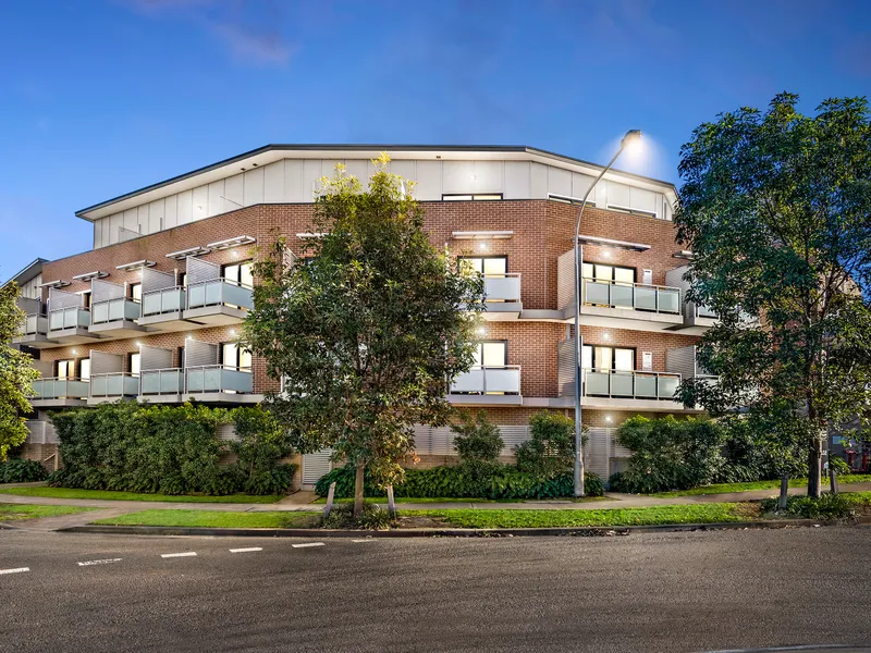 EASY-CARE APARTMENT LIVING IN THE HEART OF GLENMORE PARK
