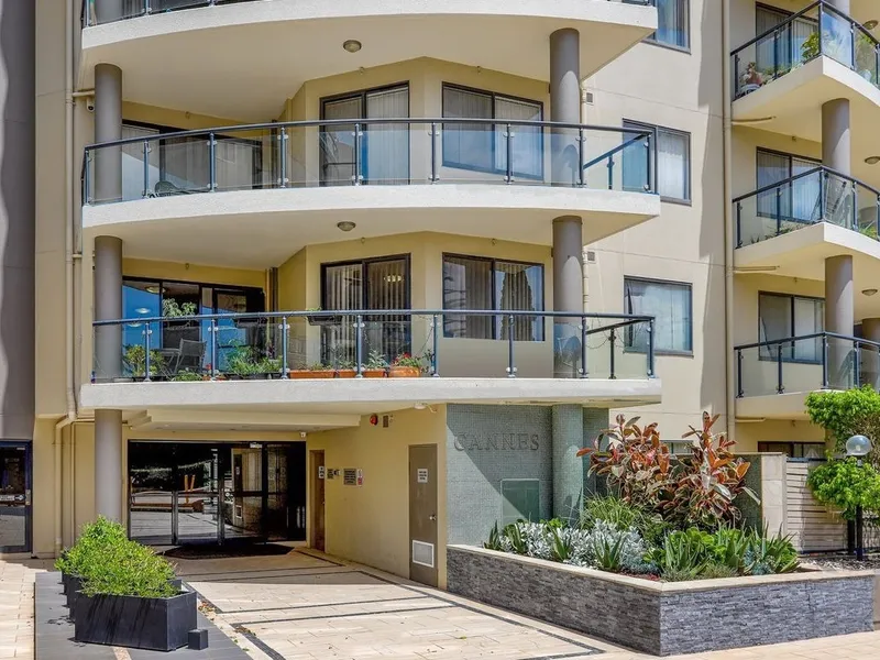Spacious furnished apartment in resort style complex