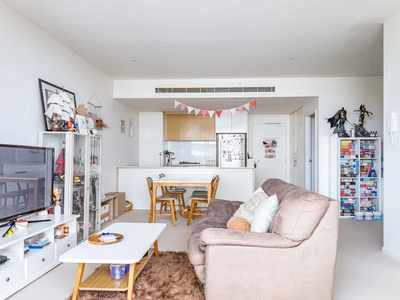 Nearly new 1 bedder plus study in prime location