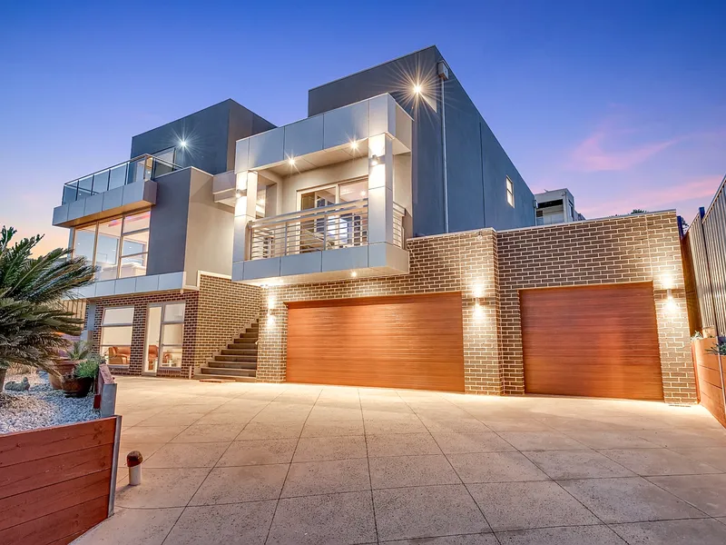BESPOKE ELEGANCE WITH THRILLING CITY SKYLINE VIEWS