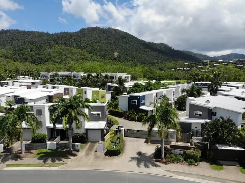 Modern Townhouse Close To Town