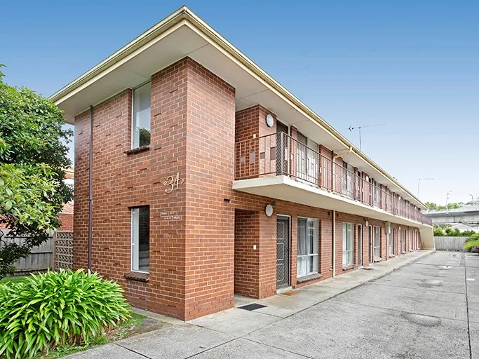 Conveniently Located Close to Transport & Shops