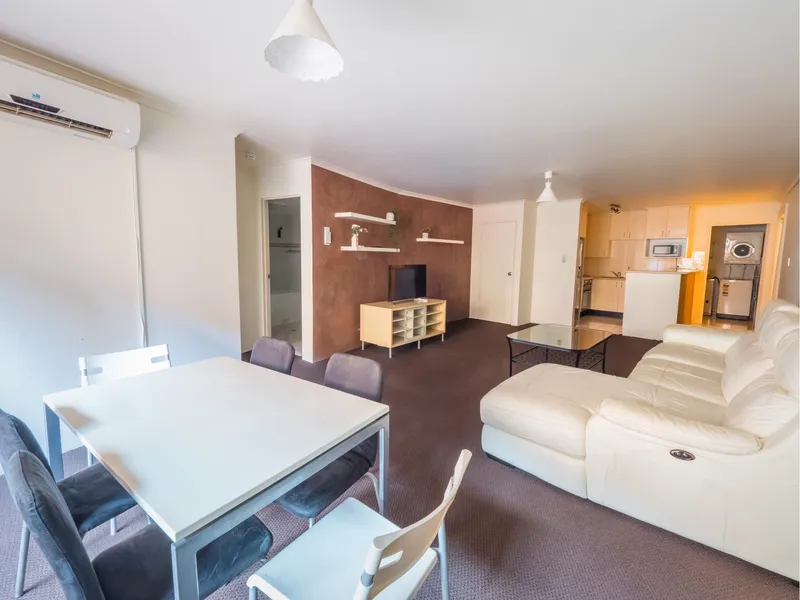 Located only moments from Fish market and darling harbour, this extra large one bedroom apartment boasts 78㎡