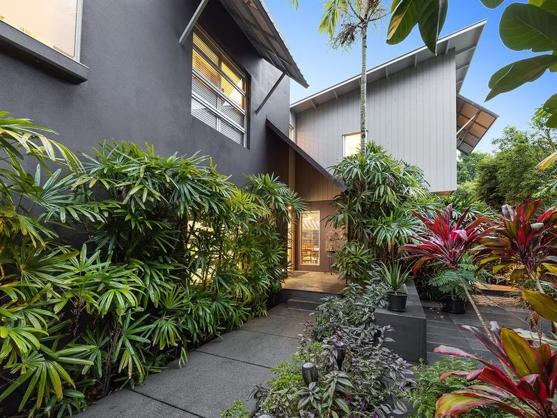 Short term - 4 month lease only - $1250 per week - available 30/04/22