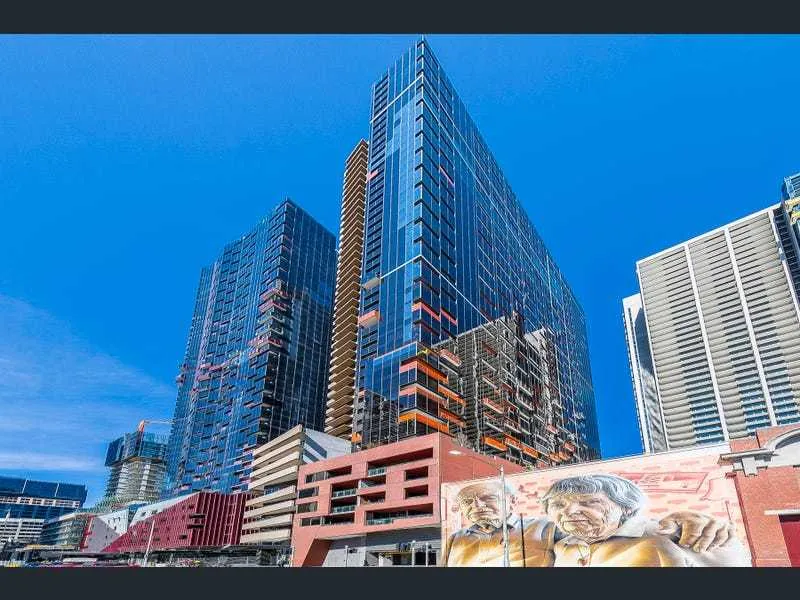 Lifestyle and location with a spectacular bay view from a corner position