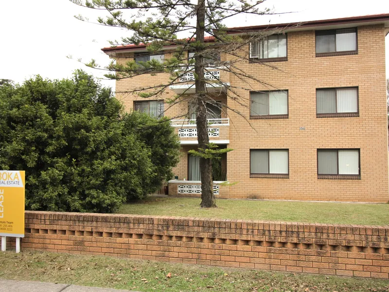 AVAILABLE NOW! This wonderful unit is positioned in the perfect location with Nepean Centro right at you door step!