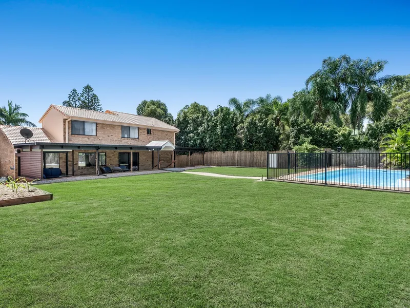 Parkside Living in the Exclusive Aquatic Paradise Estate on a monster block a couple of hundred metres from the water!