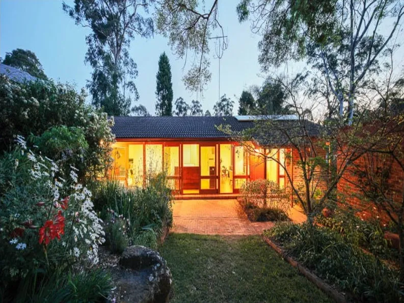 Family home in desirable location, CTHS & John Purchase Catchment!!!