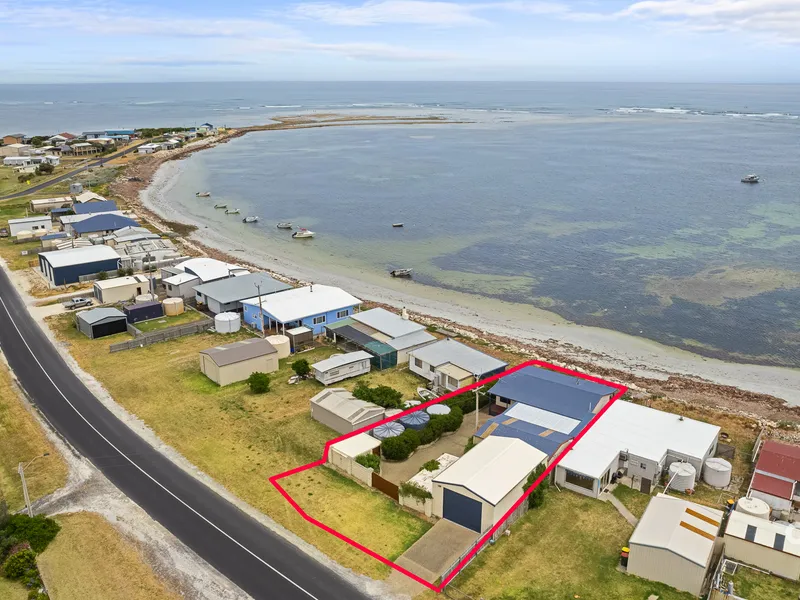 STUNNING OCEAN VIEWS AND THE BEACH AT YOUR DOORSTEP