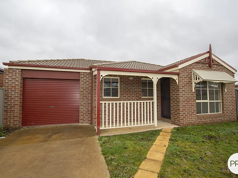 MODERN THREE BEDROOM HOME WITH TWO LIVING AREAS