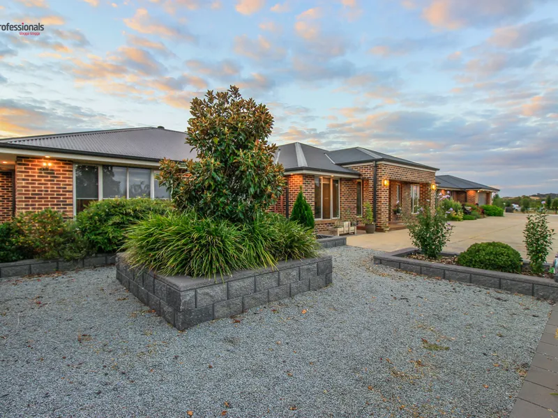 Work, play, live - the ultimate lifestyle on 2.8 acres!