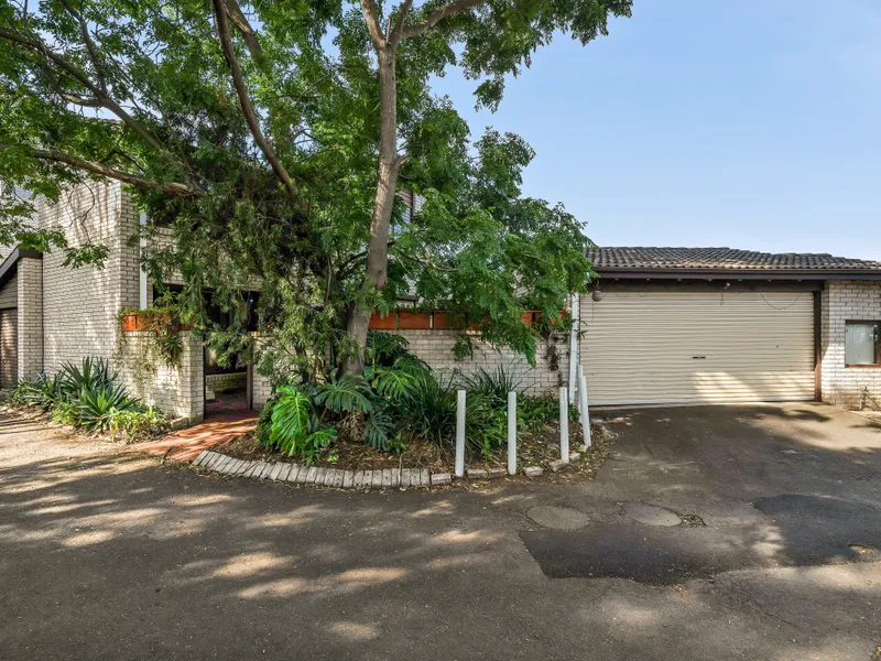 4-Bed Townhouse with Separate Ensuite Studio