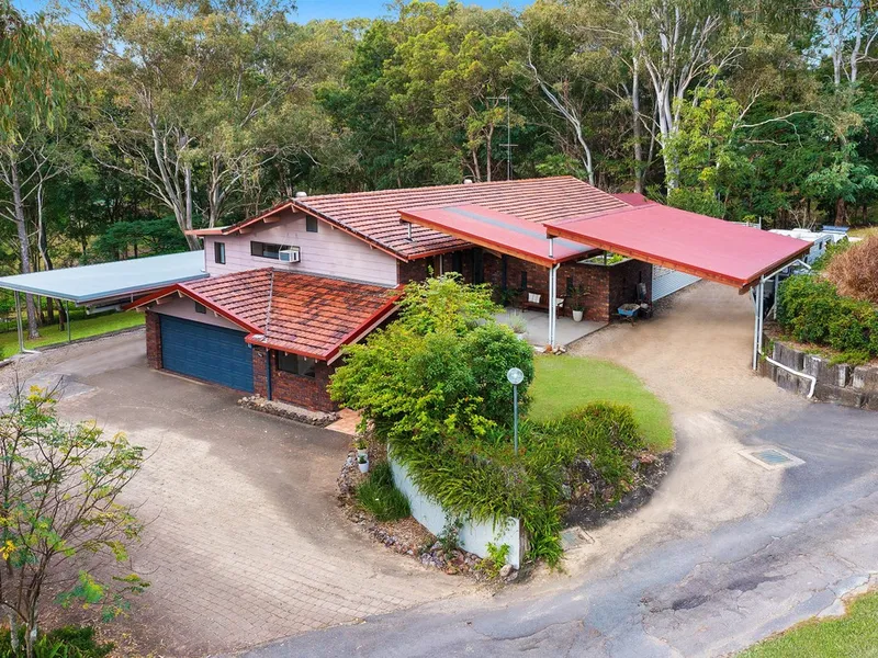 Convenient Acreage Lifestyle with Dual Living/Home Business & Room for All the Toys…