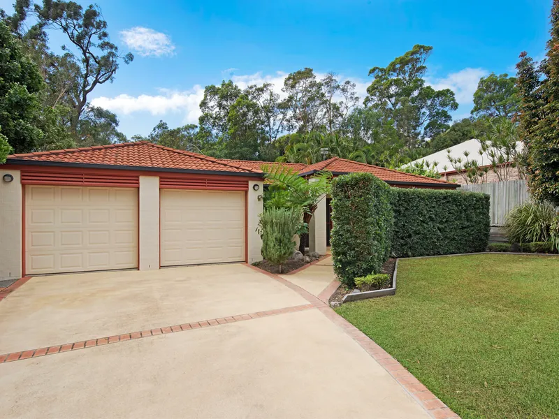 SPACIOUS 4 BED, 2 LIVING ON 625M!!
