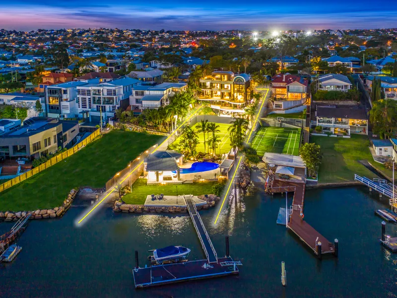 Iconic Riverfront Estate of 2110m2