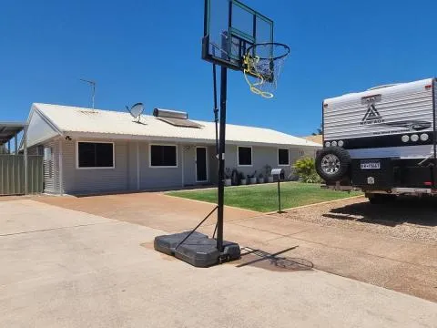 Power, Water & Gardening included in Rent