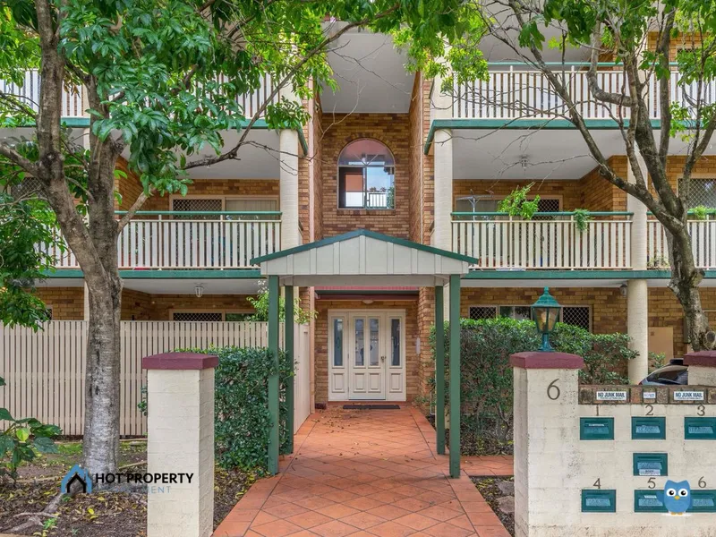 2 Bed 2 Bath unit in great Clayfield location