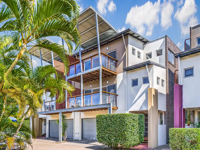Amazing four-bedroom townhouse strolling distance to the beach and Urangan marina!