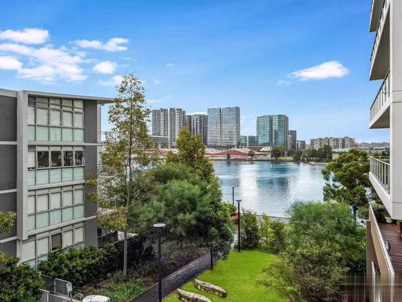 A Tranquil Haven with Enchanting Water Views 2 Bed Plus Study