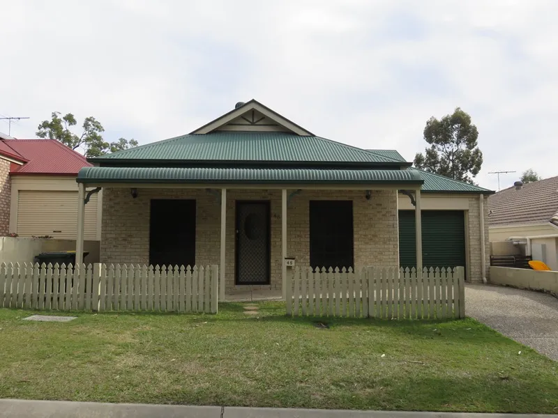 CUTE COTTAGE WITH PARK AT YOUR DOOR STEP
