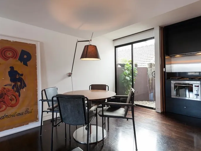 Cosmopolitan oversized furnished one bedroom in the heart of Potts Point.