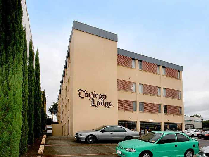 GREAT LOCATION 3 BED APARTMENT