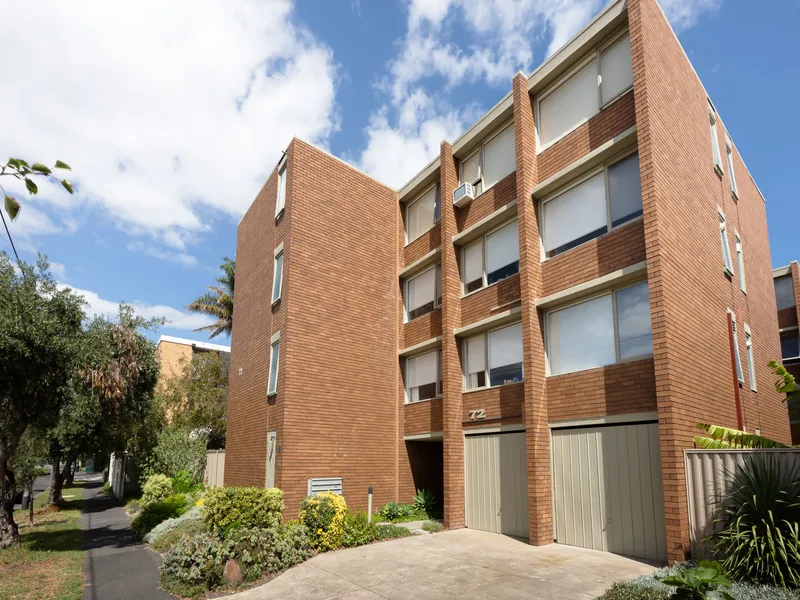 Lovely One Bedroom Apartment With A Lock Up Garage