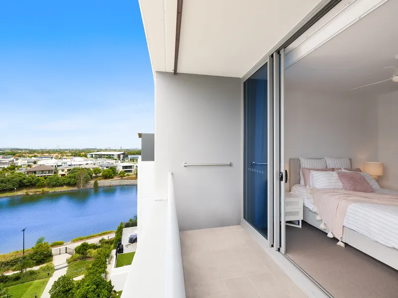 TOP FLOOR APARTMENT IN PRIME POSITION