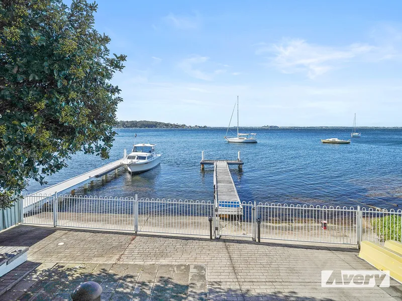 ABSOLUTE WATERFRONT IN TRANQUIL POSITION