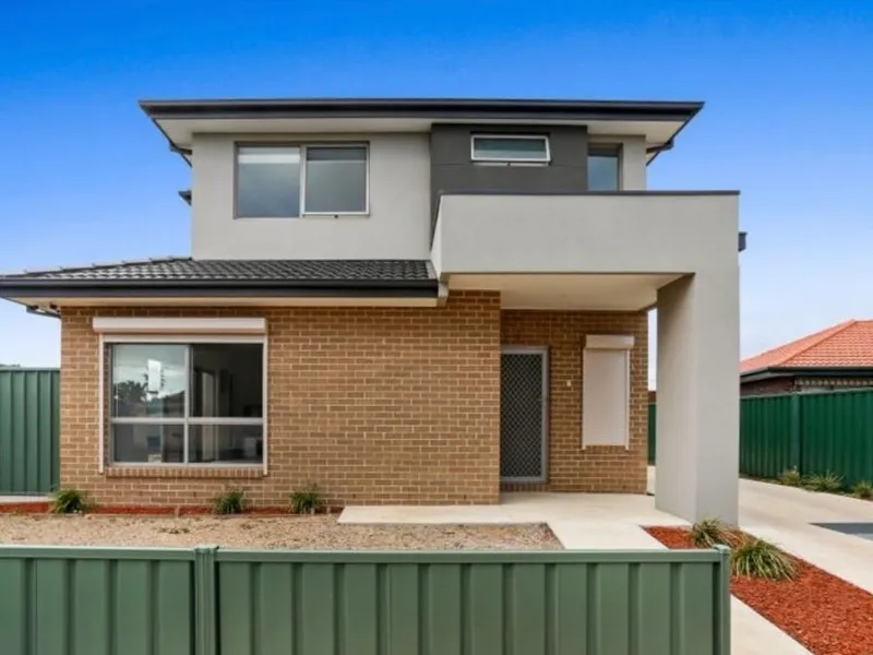 MODERN 2 BEDROOM TOWNHOUSE