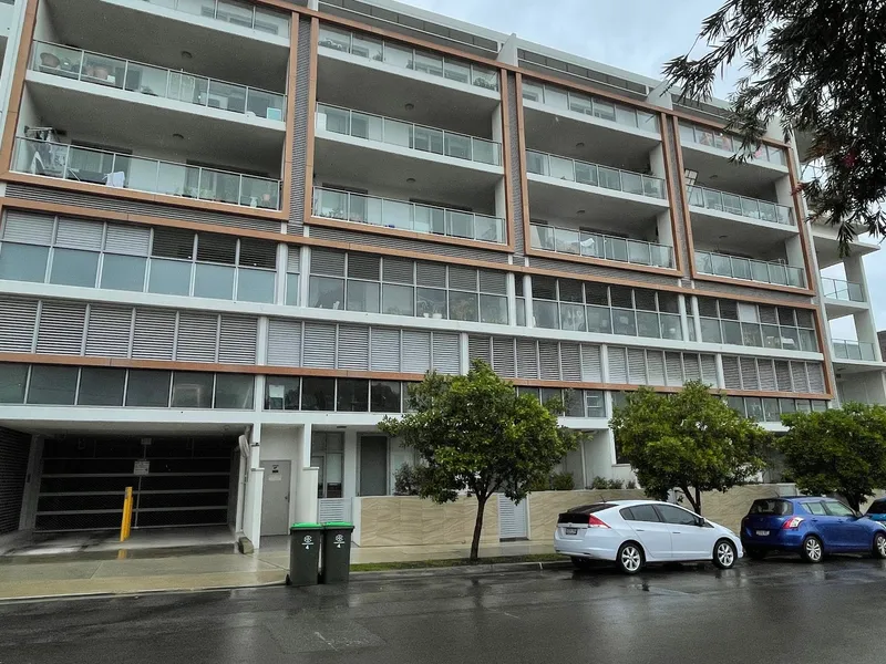 This convenience plus 3 bedroom apartment available now !!