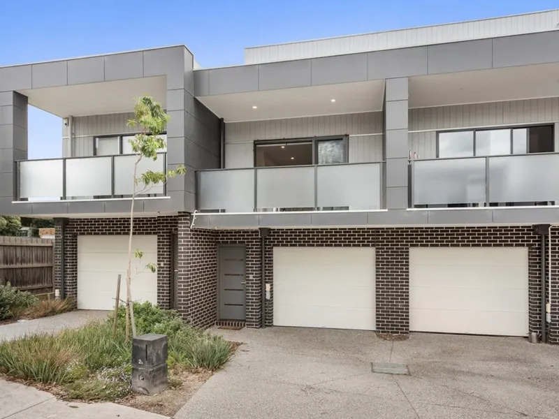 SLEEK LUXURY LIVING, WALK TO TRAIN STATION