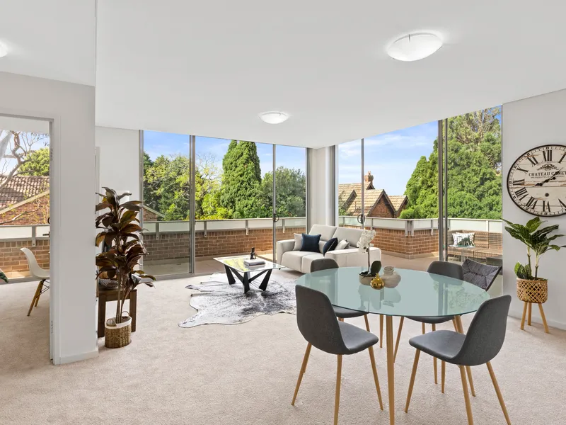 Sun drenched modern apartment in a prime lifestyle location