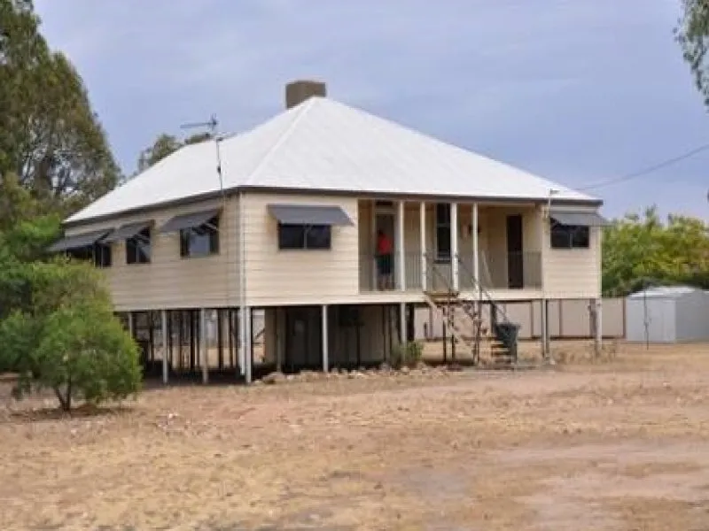 Beautifully Renovated Queenslander on 1 acre in Town!