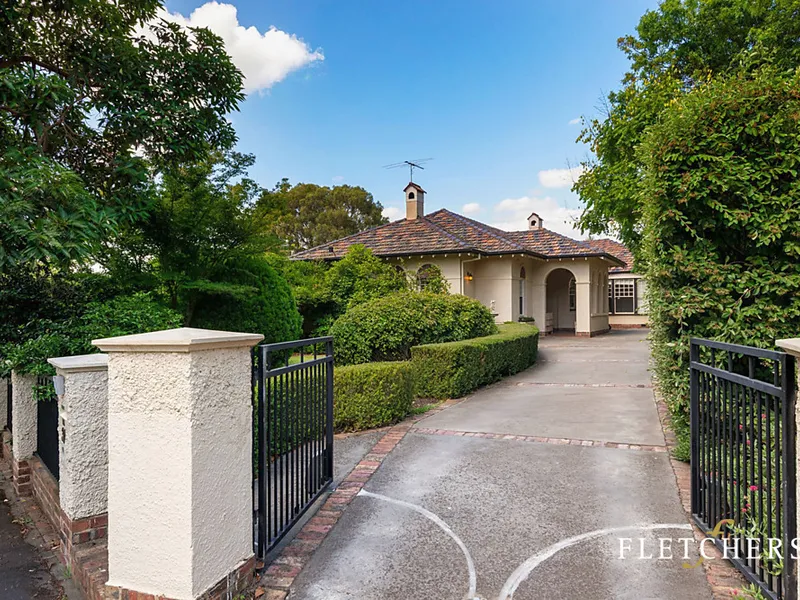 Elegant Art Deco In Tree-Lined Location