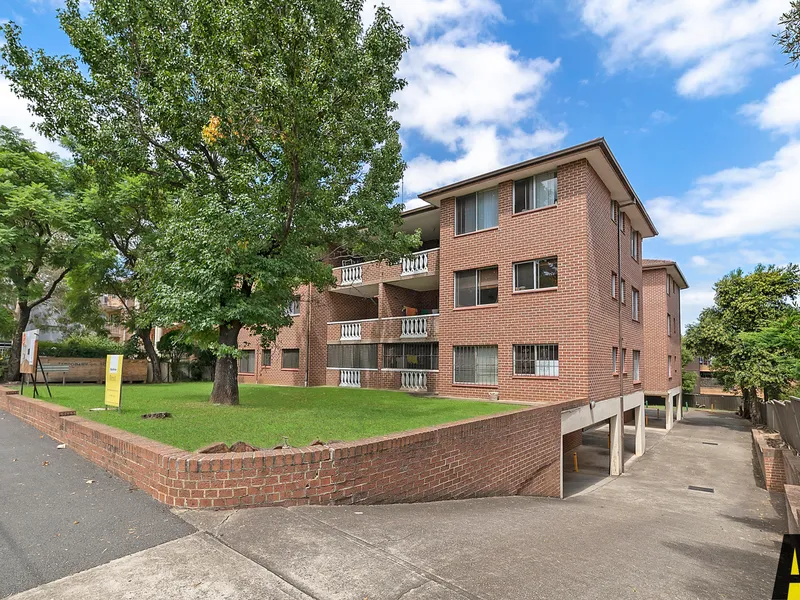 SPACIOUS FIRST FLOOR LIVING IN WELL PRESENTED UNIT!