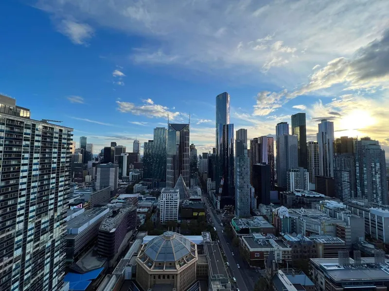 Central CBD w Spectacular Views $670pw