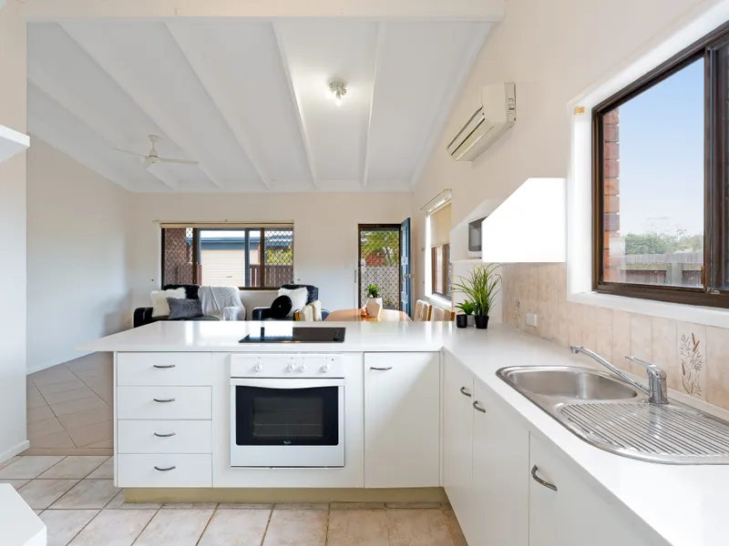 BEAUTIFUL GROUND FLOOR UNIT NEAR SHOPS! 