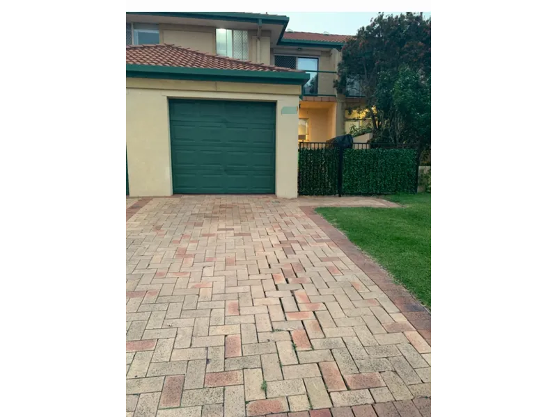 WELL PRESENTED 3 BEDROOM FULLY FURNISHED TOWNHOUSE