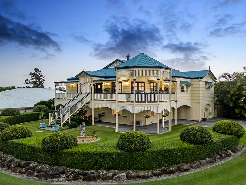 Executive 5 bedrooms, Ducted Air, Pool, Spa, Poolhouse, Cinema, Study, Woodfire Pizza Oven - it's just stunning!