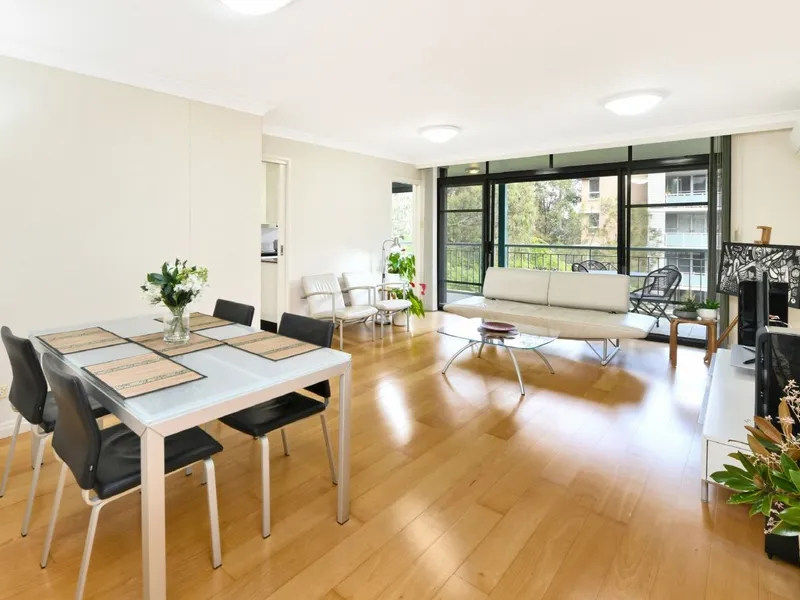 Beautifully Presented Modern Apartment ** Available Now **