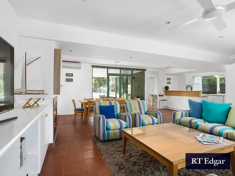 LARGE TWO STOREY FAMILY HOME WITH TENNIS COURT NEAR SULLIVANS BAY BEACH