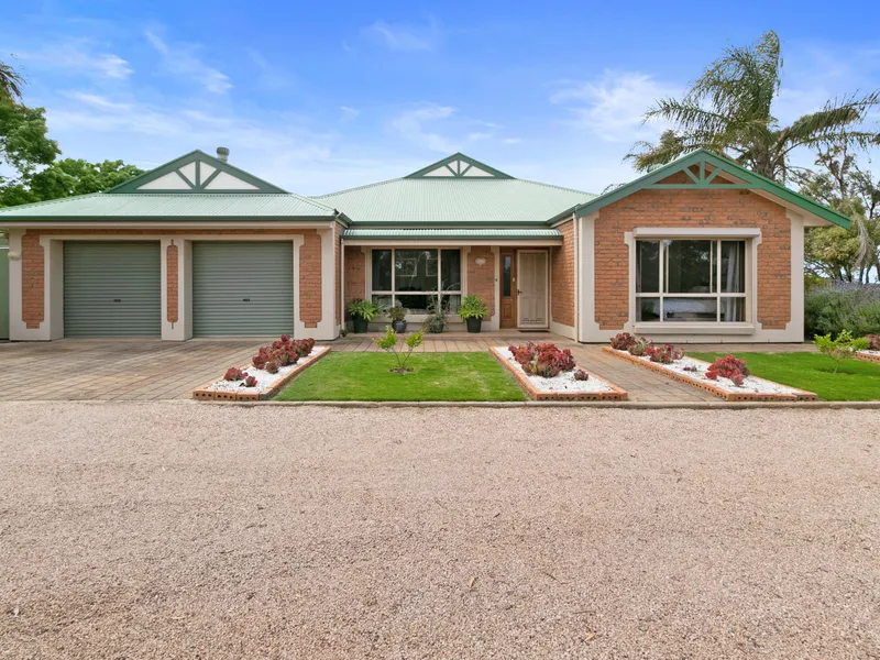 Magnificent Tranquil Setting with a Country Lifestyle on the Edge of Town