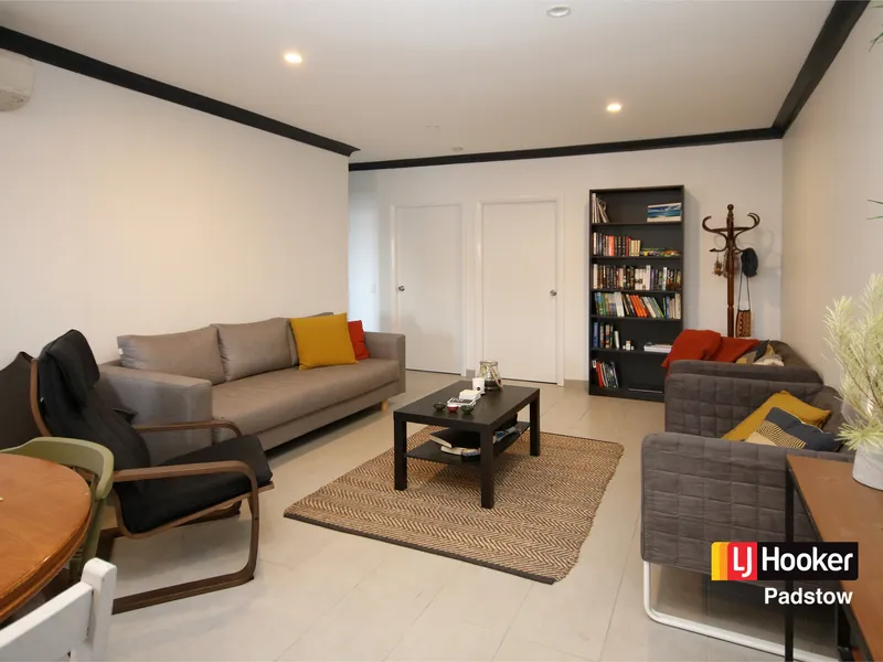 Modern Two Bedroom Apartment in Heart of Padstow - Walk to Trains!