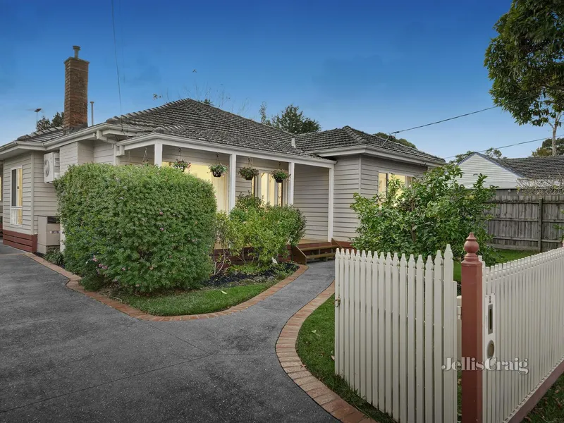 Expansive entertainers’ haven in coveted family location