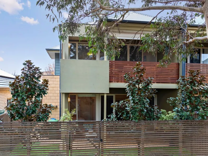 Executive 2 Storey Home in Desirable Location