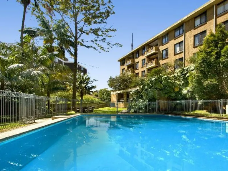 QUIET TOP FLOOR NORTH FACING APARTMENT WITH LEAFY VIEWS!!!